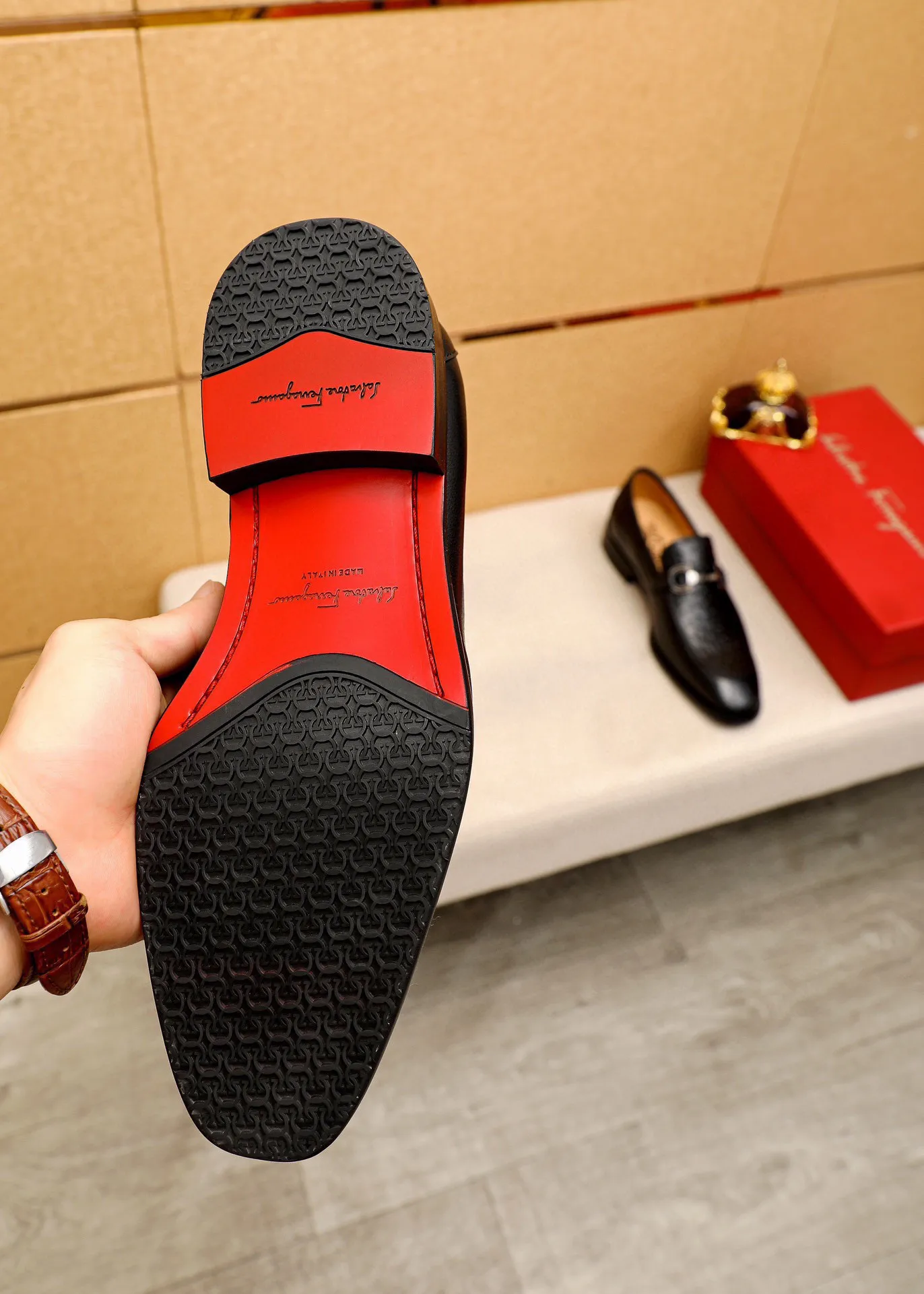 Men's shoes 💰460 💐 Product trademark: Ferragamo "Ferragamo" casual leather shoes Regular size: 38-44 (custom-made for 45🉑️) Product materials: Selected imported first-layer calfskin embossed upper + original hardware buckle, imported water-dyed cowhide leather lining. Strong three-dimensional visual effect, combined outsole Color: 1⃣️color optional